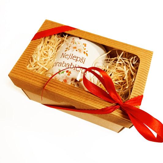 Dárková krabička z vlnitého přírodního papíru s okénkem a výplní z dřevité vlny. Výběr ze 7 barev stuhy.