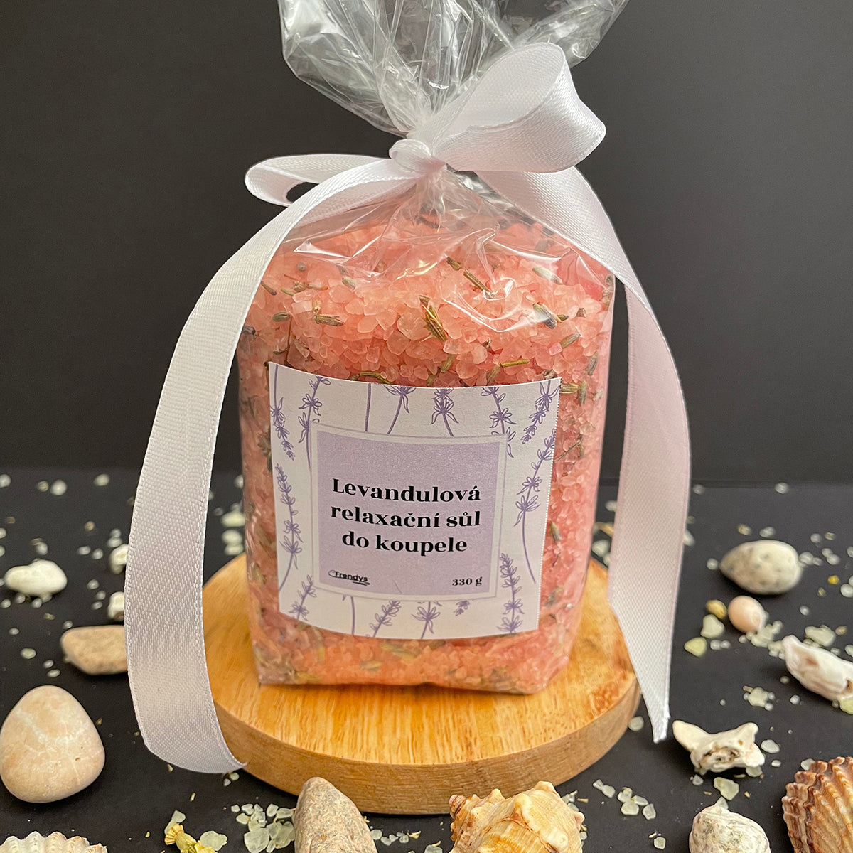 Přírodní mořská relaxační koupelová sůl s květy a silicemi levandule v celofánovém sáčku s bílou mašlí