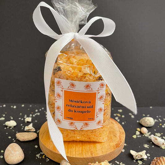 Přírodní mořská relaxační koupelová sůl s květy a silicemi měsíčku lékařského v celofánovém sáčku s bílou mašlí