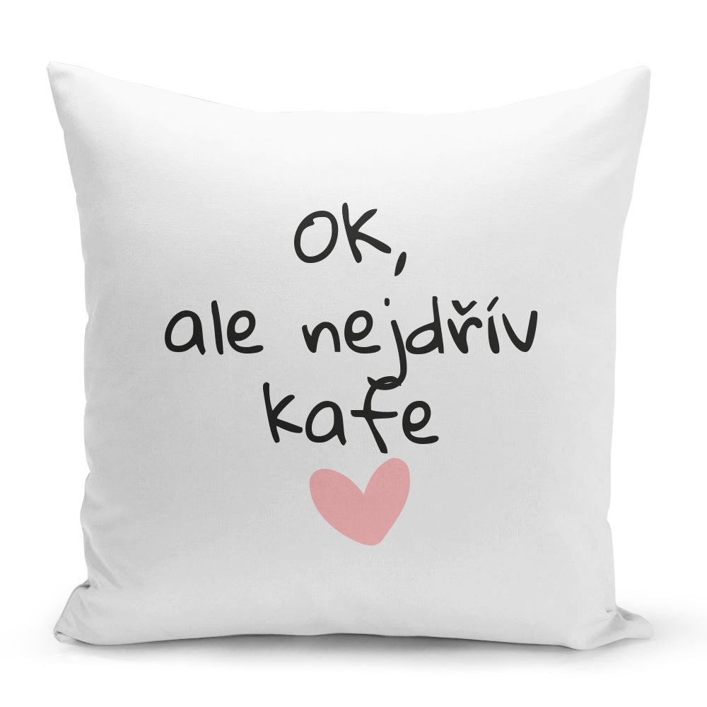 Bílý polštář 40 x 40 cm s motivem OK, ale nejdřív kafe