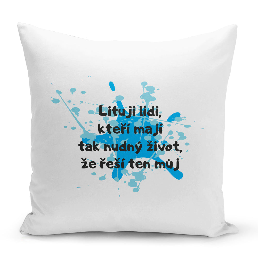Bílý polštář 40 x 40 cm s motivem Lituju lidi…
