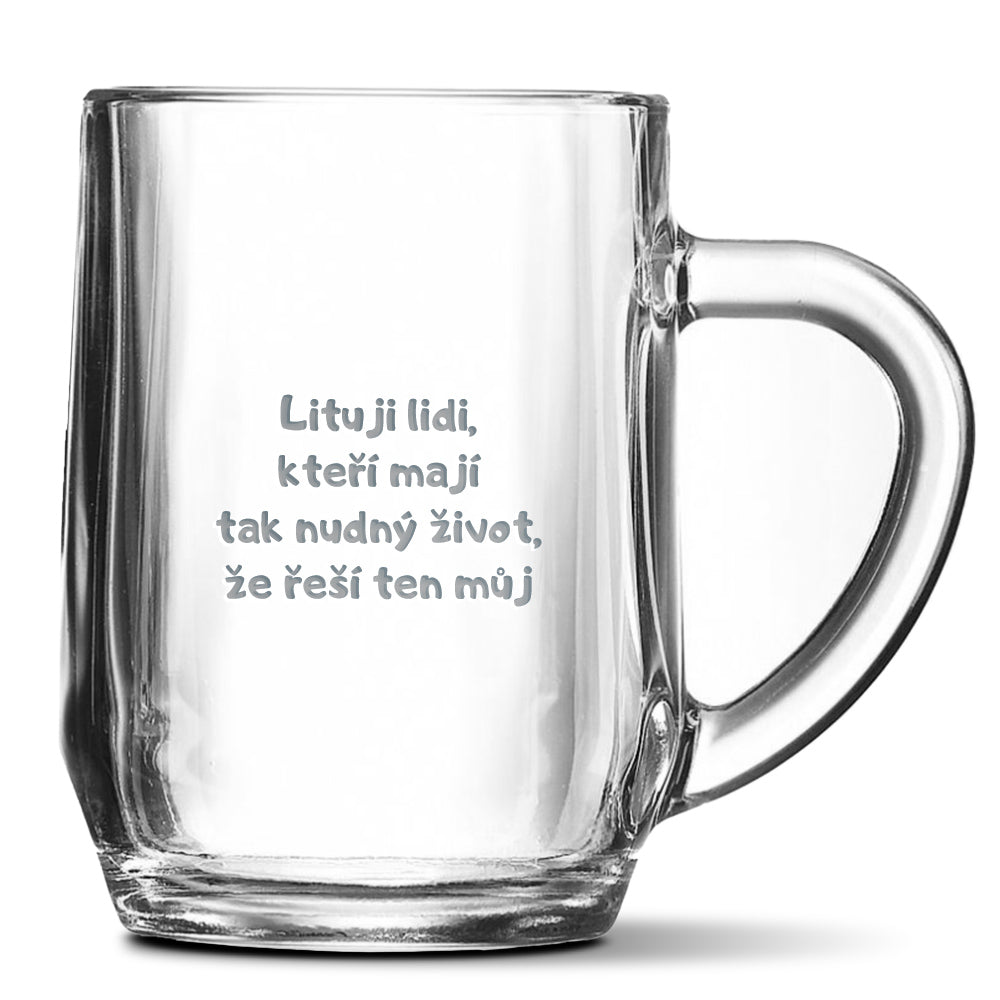 Skleněný pivní půllitr s gravírovaným motivem Lituju lidi…