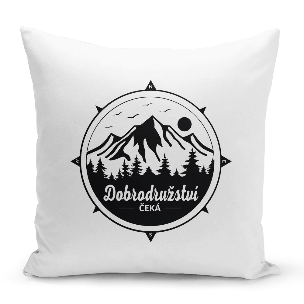 Bílý polštář 40 x 40 cm s motivem Hory Dobrodružství čeká