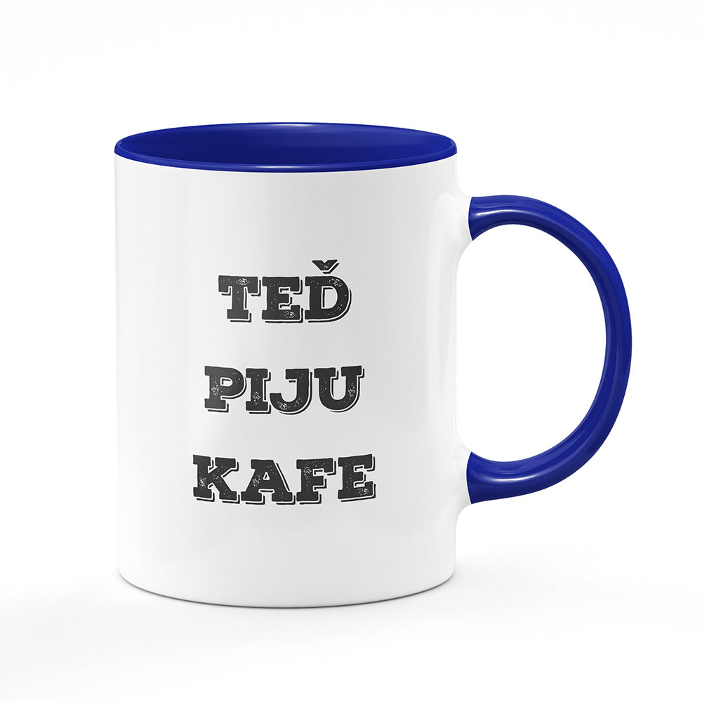Keramický hrnek bílý s modrým lemem vnitřkem a uchem motiv Teď piju kafe