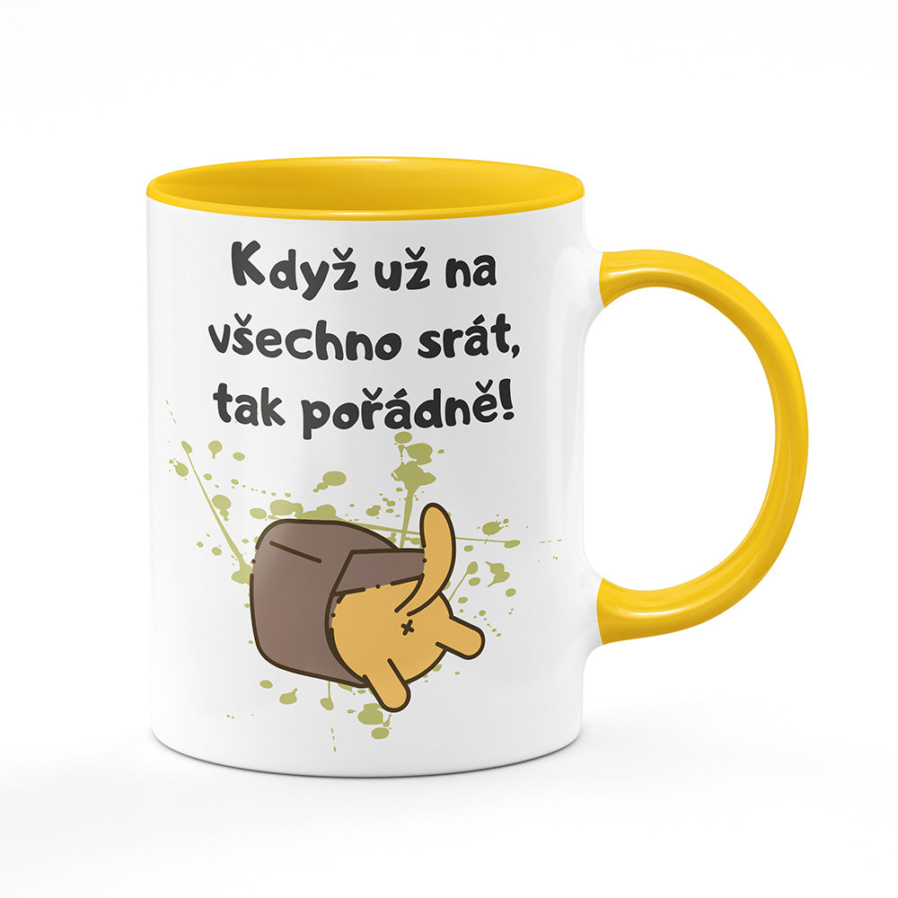 Keramický hrnek bílý s žlutým lemem vnitřkem a uchem motiv Když už na všechno…