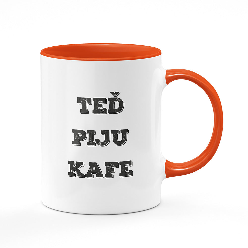 Keramický hrnek bílý s oranžovým lemem vnitřkem a uchem motiv Teď piju kafe