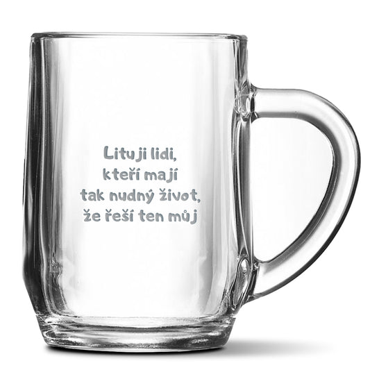 Skleněný pivní půllitr s gravírovaným motivem Lituju lidi…