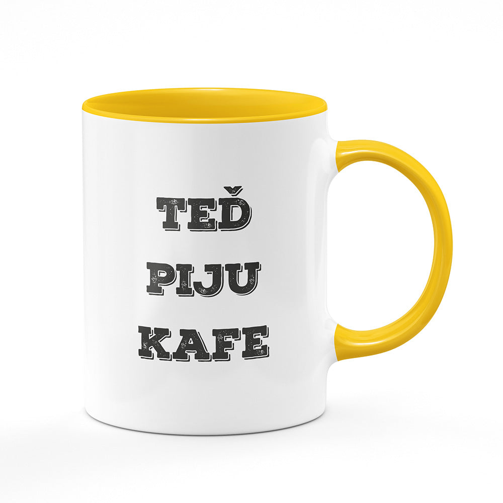 Keramický hrnek bílý s žlutým lemem vnitřkem a uchem motiv Teď piju kafe