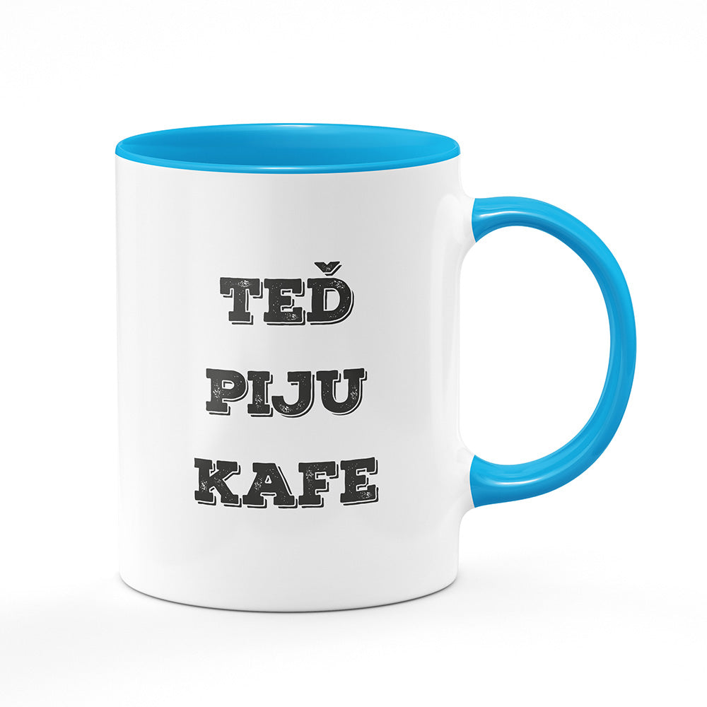 Keramický hrnek bílý s světle modrým lemem vnitřkem a uchem motiv Teď piju kafe